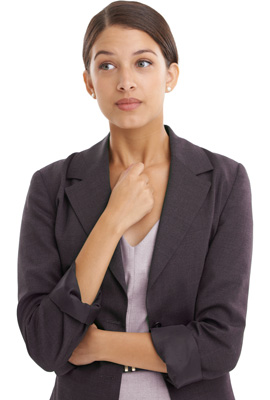 Mujer ansiosa con los brazos cruzados en traje de negocios